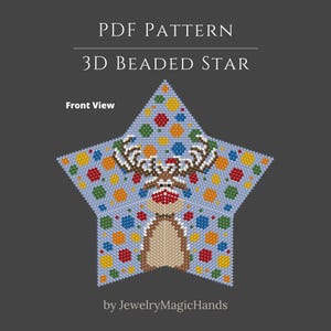 Peut inclure: Un modèle PDF pour une étoile perlée 3D avec un motif de renne aux bois et au nez rouge. L'étoile a un fond bleu clair avec des points jaunes, rouges, verts et bleus. Le texte indique PDF PATTERN, 3D BEADED STAR, Front View et by JewelryMagicHands.