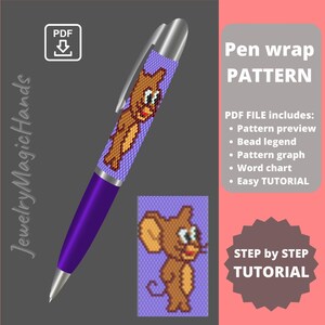 Op de afbeelding: Een paarse pen met een zilveren punt en clip, met een kralenwikkel met een cartoon muisontwerp. De afbeelding bevat de tekst "Pen wrap PATTERN" en "STEP by STEP TUTORIAL".