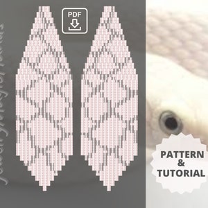 Pode incluir: Um padrão e tutorial para download para fazer brincos de contas. Os brincos são longos e estreitos, com um design geométrico rosa e cinza. O texto "PATTERN & TUTORIAL" é visível na imagem.
