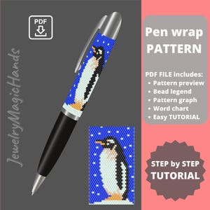 Könnte beinhalten: Ein Perlenmuster für eine Stiftummantelung mit einem Pinguin auf blauem Hintergrund mit weißen Schneeflocken. Das Muster enthält eine Perlenlegende, ein Diagramm, eine Worttabelle und eine einfache Anleitung. PDF-Datei zum Download.