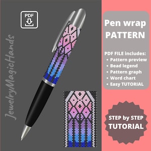 Op de afbeelding: Een pen met een kralen wikkelpatroon in roze, paars en blauw. De pen heeft een zilveren clip en een zwarte schacht. De afbeelding bevat een PDF-downloadpictogram en de tekst "Pen wrap PATTERN" en "STEP by STEP TUTORIAL".