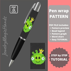 Pode incluir: Uma caneca de cerâmica branca com uma alça preta e o texto "But First, Coffee" em negrito preto. A caneca está sobre um fundo desfocado, sugerindo um ambiente acolhedor.