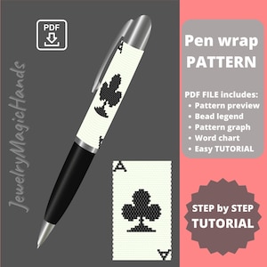 Könnte beinhalten: Ein schwarzer und silberner Stift mit einer weißen Hülle, die ein schwarzes Kreuz-Symbol und das Design der Kreuz-Karte Ass zeigt. Das Bild enthält auch ein Muster für eine Stifthülle mit dem Text "Pen wrap PATTERN" und "STEP by STEP TUTORIAL".