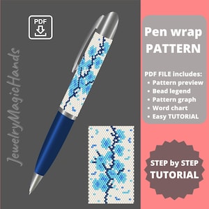 Op de afbeelding: Een blauwe en zilveren pen met een bloemenpatroon. De pen heeft een donkerblauwe schacht en de wikkel heeft een ontwerp van blauwe bloemen op een witte achtergrond. De afbeelding bevat ook een patroon voor de penwikkel.