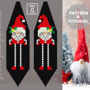 Puede incluir: Un patrón digital y un tutorial para hacer aretes de gnomo navideño con cuentas. Los aretes son negros con detalles rojos, blancos y verdes. El patrón está disponible para descargar en PDF. La imagen también muestra un muñeco de gnomo de peluche en una escena de invierno nevada.