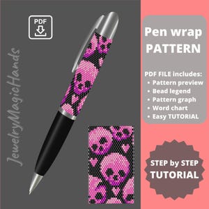 Op de afbeelding: Een zwarte pen met een zilveren punt en clip, versierd met een roze schedelpatroon. De afbeelding bevat een klein patroonvoorbeeld en de tekst "Pen wrap PATTERN" en "STEP by STEP TUTORIAL".