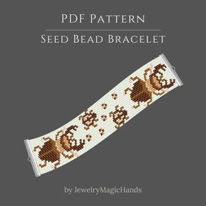 Könnte beinhalten: Ein Saatperlen-Armbandmuster mit einem pixeligen Design aus braunen und beigen Käfern auf cremefarbenem Hintergrund. Der Text PDF PATTERN SEED BEAD BRACELET und by JewelryMagicHands ist sichtbar. Das Armband hat silberfarbene Metallendstücke.
