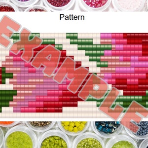K&ouml;nnte beinhalten: Ein Perlenmuster mit floralem Design, das rote, rosa und gr&uuml;ne Perlen auf cremefarbenem Hintergrund zeigt. Das Wort "Pattern" steht oben. Das Wort "Example" ist &uuml;ber das Muster gelegt. Das Bild ist von kleinen Beh&auml;ltern mit Perlen umgeben.