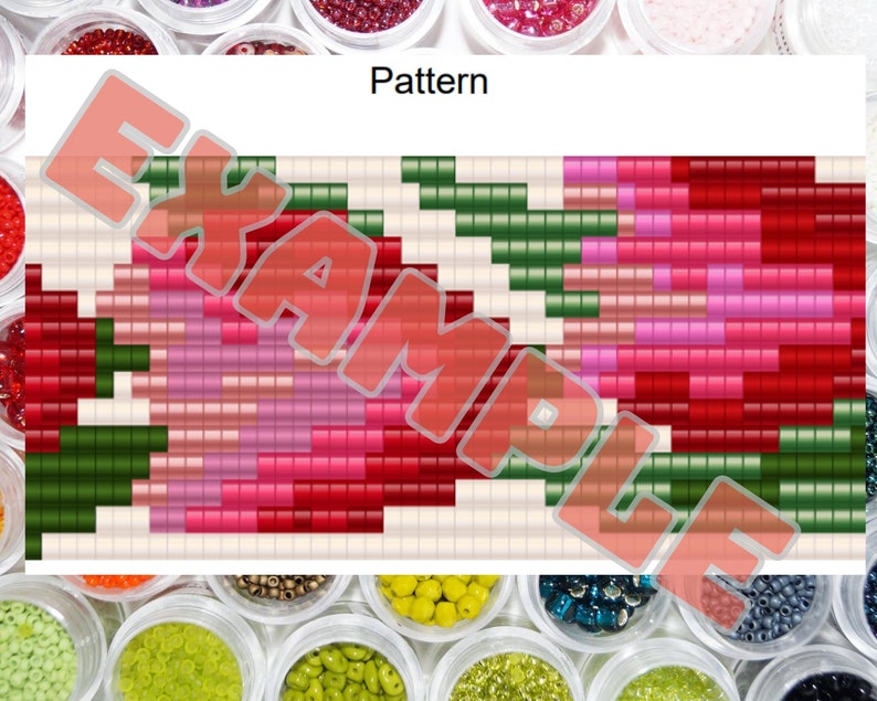 K&ouml;nnte beinhalten: Ein Perlenmuster mit floralem Design, das rote, rosa und gr&uuml;ne Perlen auf cremefarbenem Hintergrund zeigt. Das Wort "Pattern" steht oben. Das Wort "Example" ist &uuml;ber das Muster gelegt. Das Bild ist von kleinen Beh&auml;ltern mit Perlen umgeben.