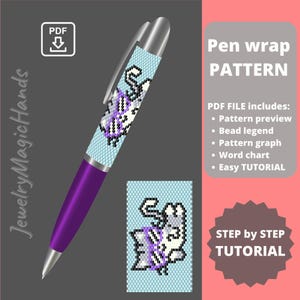 Könnte beinhalten: Ein lila-silberner Stift mit einer hellblauen gemusterten Hülle mit einem pixeligen Design. Das Bild enthält ein kleines Quadrat mit dem Muster und dem Text "Pen wrap PATTERN". Die PDF-Datei enthält eine Musteransicht, eine Perlenlegende, eine Mustergrafik, eine Worttabelle und ein einfaches Tutorial.