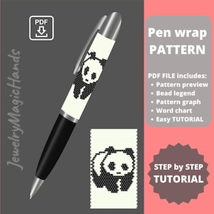 Op de afbeelding: Een zwarte en zilveren pen met een panda-beer ontwerp. Het penwrap-patroon bevat een patroonvoorbeeld, een kralenlegenda, een patroongrafiek, een woordtabel en een eenvoudige tutorial. De tekst "Pen wrap PATTERN" en "STEP by STEP TUTORIAL" is ook inbegrepen.