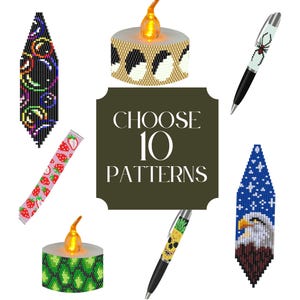 Op de afbeelding: Een assortiment van kralenartikelen, waaronder twee decoratieve kaarshouders met flikkerende lichten, twee pennen met kralenontwerpen en twee kralen oorbellen. De afbeelding bevat ook een kralen aardbeienarmband en een bord met de tekst "CHOOSE 10 PATTERNS."