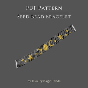 Puede incluir: Un patrón PDF para una pulsera de cuentas con fondo negro y un diseño celestial amarillo de estrellas y una fase lunar. El texto dice PDF PATTERN SEED BEAD BRACELET y by JewelryMagicHands. La pulsera tiene barras finales de color plata.