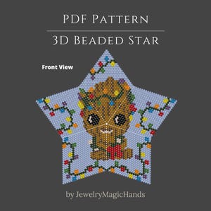 Puede incluir: Un patrón PDF para una estrella de cuentas 3D que presenta un personaje marrón parecido a un árbol con grandes ojos negros, rodeado por una cadena de luces coloridas sobre un fondo azul claro. El texto dice PDF PATTERN, 3D BEADED STAR, Front View.