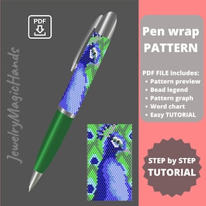 Op de afbeelding: Een groene en zilveren pen met een kralen pauwenontwerp. Het penwrap-patroon bevat een patroonvoorbeeld, een kralenlegenda, een patroongrafiek, een woordtabel en een eenvoudige tutorial. De tekst luidt "Pen wrap PATTERN".
