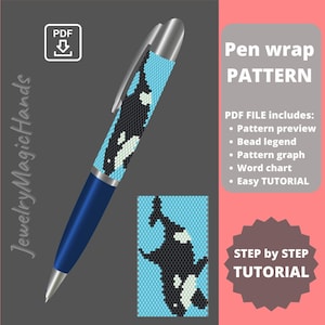 Op de afbeelding: Een blauwe pen met een zilveren punt en clip, met een kralenwikkelontwerp van een zwart-witte orka op een lichtblauwe achtergrond. De afbeelding bevat ook een patroon voor de penwikkel, met een stapsgewijze tutorial.