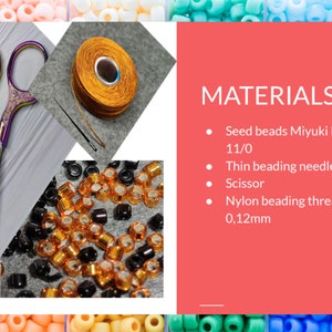 Pu&ograve; includere: Immagine che mostra materiali per perline. Include perline di semi, un ago sottile per perline, forbici e filo di nylon. Il testo sull'immagine elenca i materiali: Perline di semi Miyuki Delica 11/0, Ago sottile per perline n. 11, Forbici e Filo di nylon 0,12 mm.