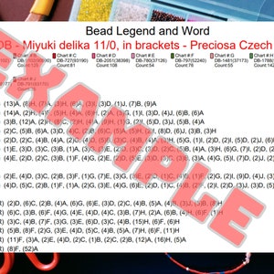 Puede incluir: Un gr&aacute;fico detallado para el trabajo con cuentas, con el texto "Bead Legend and Word" y "DB - Miyuki delika 11/0, in brackets - Preciosa Czech 11/0." El gr&aacute;fico muestra filas de letras y n&uacute;meros, probablemente para la colocaci&oacute;n y los c&oacute;digos de color de las cuentas.