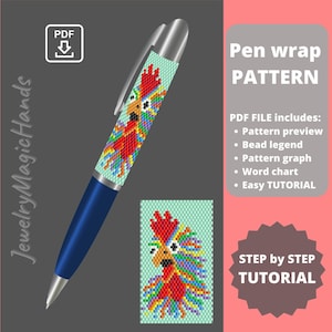 Op de afbeelding: Een blauwe pen met een zilveren punt en een kleurrijke kralenwikkel met een hanenontwerp. Het penwikkelpatroon bevat een patroonvoorbeeld, een kralenlegenda, een patroongrafiek, een woordtabel en een eenvoudige tutorial. De tekst op de afbeelding zegt "Pen wrap PATTERN".