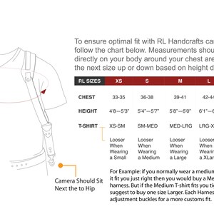 Puede incluir: Una tabla de tallas para correas de c&aacute;mara, que muestra las medidas para el pecho, la altura y la talla de la camiseta. La tabla incluye las tallas XS, S, M, L y XL. La tabla tambi&eacute;n incluye un diagrama de una persona usando la correa de la c&aacute;mara, con el texto "Camera Should Sit Next to the Hip".