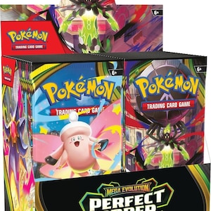 Puede incluir: Una caja expositora de paquetes de cartas coleccionables Pokémon. La caja presenta gráficos coloridos, incluido el logotipo de Pokémon, ilustraciones de personajes y el texto "PERFECT ORDER". Los paquetes están marcados con una clasificación de edad "6+".