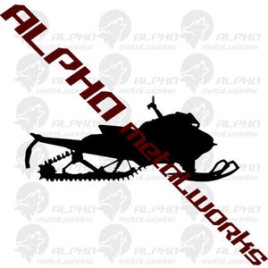 Puede incluir: Silueta negra de una moto de nieve sobre fondo blanco. El texto "ALPHA metalWORKS" est&aacute; en diagonal en rojo oscuro. El dise&ntilde;o presenta una oruga y esqu&iacute;s detallados. Se ve un brazo levantado.