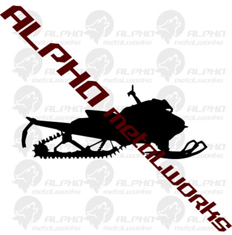 Puede incluir: Silueta negra de una moto de nieve sobre fondo blanco. El texto "ALPHA metalWORKS" est&aacute; en diagonal en rojo oscuro. El dise&ntilde;o presenta una oruga y esqu&iacute;s detallados. Se ve un brazo levantado.