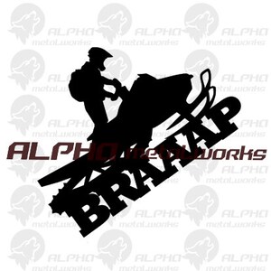 Puede incluir: Silueta negra de una persona montando en moto de nieve, con la palabra BRAAAP en letras grandes. Tambi&eacute;n est&aacute; presente el texto ALPHA metalworks. La imagen est&aacute; sobre un fondo blanco.