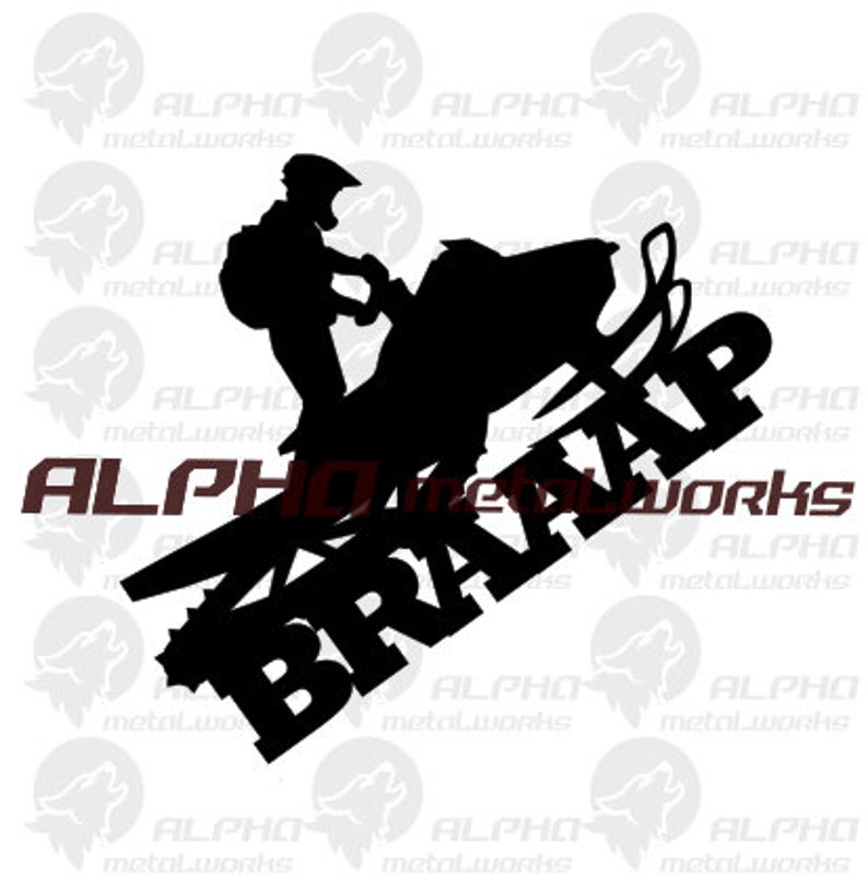 Puede incluir: Silueta negra de una persona montando en moto de nieve, con la palabra BRAAAP en letras grandes. Tambi&eacute;n est&aacute; presente el texto ALPHA metalworks. La imagen est&aacute; sobre un fondo blanco.