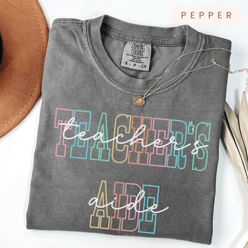 Camiseta de auxiliar docente, regalo para auxiliar docente, camiseta de auxiliar docente, colores cómodos, letras del arcoíris, atuendo para profesor de educación especial, regalo para profesor imagen 1