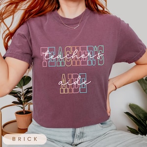 a woman wearing a t - shirt that says teachers are awesome