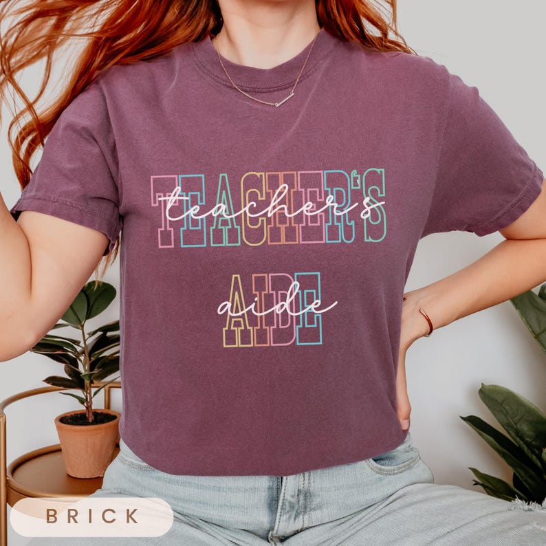 a woman wearing a t - shirt that says teachers are awesome