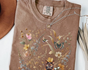 Camiseta estilo cottagecore con estampado de gato carey, ideal como regalo para mamás amantes de los gatos. Camiseta con estética cottagecore oscura, perfecta para amantes de las mascotas.