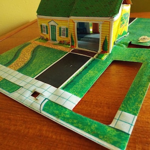 Vintage Redline Era 1967 Hot Wheels PopUp House & Car Port No. 5136.  Fair condition.