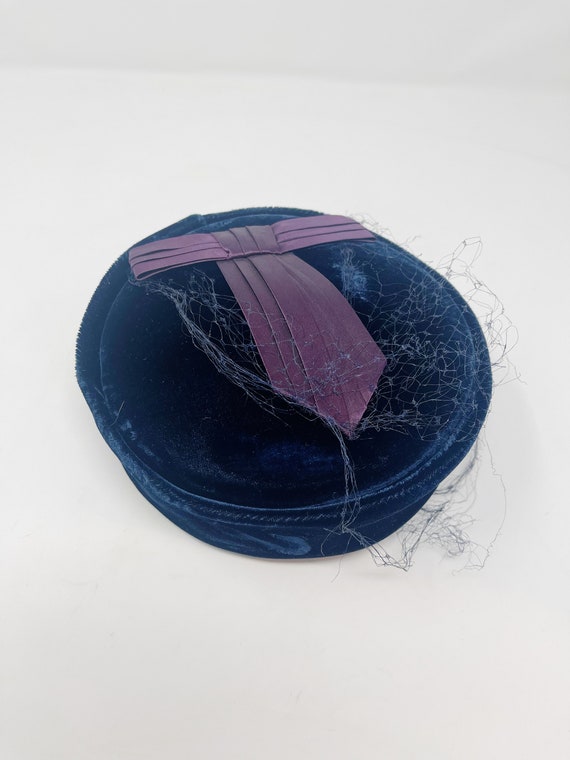 Vintage navy blue velvet pillbox hat with purple … - image 1