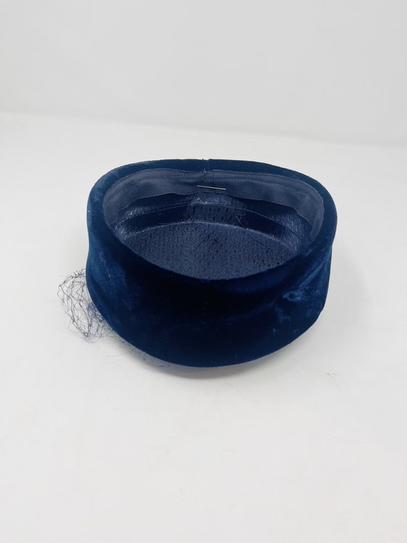 Vintage navy blue velvet pillbox hat with purple … - image 4