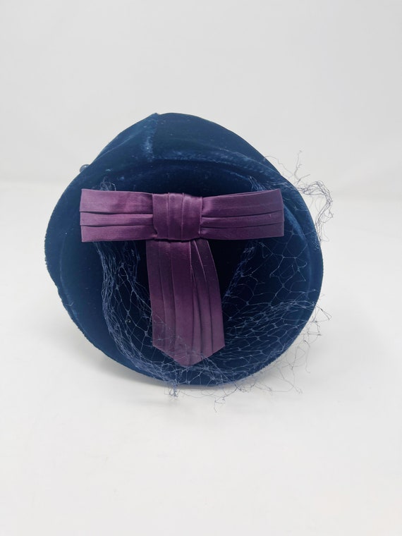 Vintage navy blue velvet pillbox hat with purple … - image 2