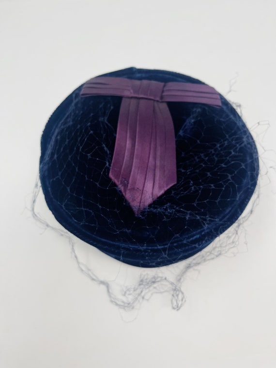 Vintage navy blue velvet pillbox hat with purple … - image 6