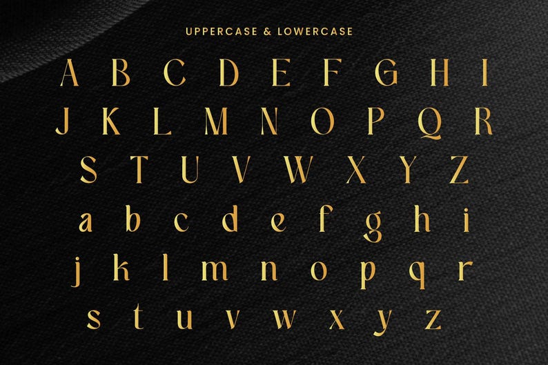 Puede incluir: Letras doradas del alfabeto en may&uacute;sculas y min&uacute;sculas sobre un fondo negro. Las letras se muestran en una fuente serif. El texto "UPPERCASE & LOWERCASE" est&aacute; en la parte superior de la imagen.