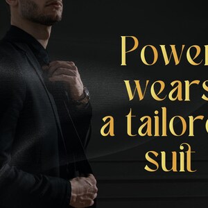 Puede incluir: Una persona con un traje negro a medida, ajust&aacute;ndose la corbata. La imagen presenta texto dorado que dice "Power wears a tailored suit" sobre un fondo oscuro. El tema general es negocios y moda.