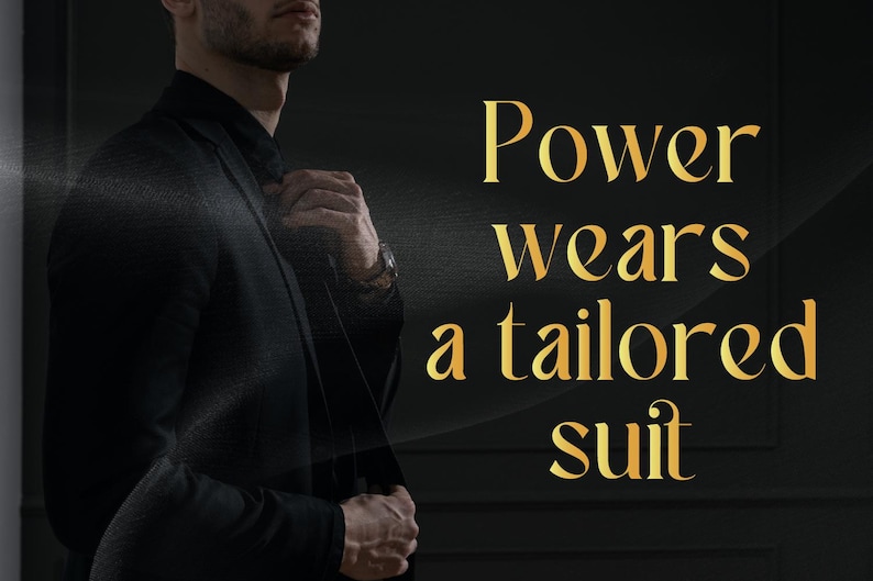 Puede incluir: Una persona con un traje negro a medida, ajust&aacute;ndose la corbata. La imagen presenta texto dorado que dice "Power wears a tailored suit" sobre un fondo oscuro. El tema general es negocios y moda.