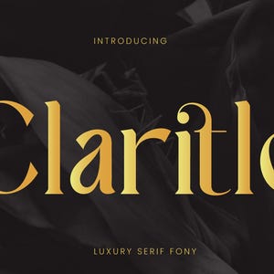 Puede incluir: Texto dorado "Claritile" sobre un fondo oscuro con las palabras "Introducing" y "Luxury Serif Fony". La fuente es de estilo serif con curvas elegantes y una apariencia lujosa. El fondo presenta hojas oscuras borrosas.