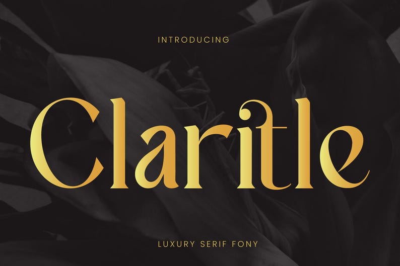 Puede incluir: Texto dorado "Claritile" sobre un fondo oscuro con las palabras "Introducing" y "Luxury Serif Fony". La fuente es de estilo serif con curvas elegantes y una apariencia lujosa. El fondo presenta hojas oscuras borrosas.