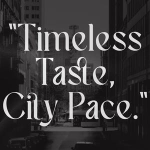 Puede incluir: Imagen en blanco y negro de una calle de la ciudad con el texto "Timeless Taste, City Pace." en una fuente elegante. La imagen captura una sensaci&oacute;n de sofisticaci&oacute;n urbana y estilo cl&aacute;sico.