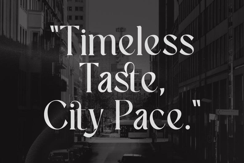 Puede incluir: Imagen en blanco y negro de una calle de la ciudad con el texto "Timeless Taste, City Pace." en una fuente elegante. La imagen captura una sensaci&oacute;n de sofisticaci&oacute;n urbana y estilo cl&aacute;sico.