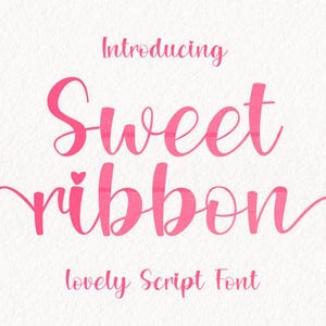 Peut inclure: Police d'écriture rose clair sur fond blanc. Les mots "Sweet Ribbon" sont écrits dans un style cursif et fluide, avec le mot "Introducing" au-dessus et "lovely Script Font" en dessous. Le design comprend des détails de cœurs et de rubans.