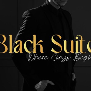 Puede incluir: Una persona con un traje negro con las palabras "Black Suite" en letras doradas. Debajo del texto est&aacute; la frase "Where Class Begins" en cursiva. El fondo es negro.