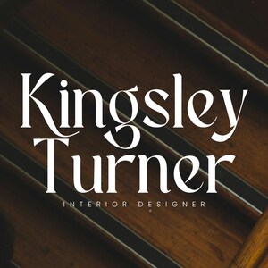 Puede incluir: La imagen presenta el texto "Kingsley Turner, Interior Designer" en una fuente blanca y elegante. El texto se establece sobre un fondo de una escalera de madera oscura con una barandilla.