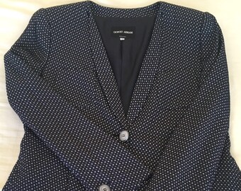Jaqueta de seda azul e branca com estampa de bolinhas da Giorgio Armani