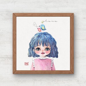 Stampa Bambolina con Capelli Blu e Uccellini – Illustrazione Cute con Scritta Love – Arte da Parete Acquerello Digitale – Regalo Speciale